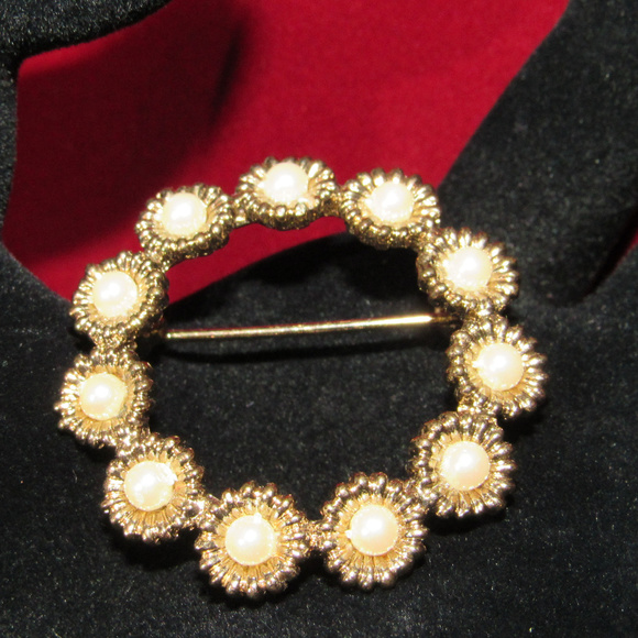 Vintage Goldtone Faux Pearl Brooch Pin 1.5" Diam. - Picture 3 of 8